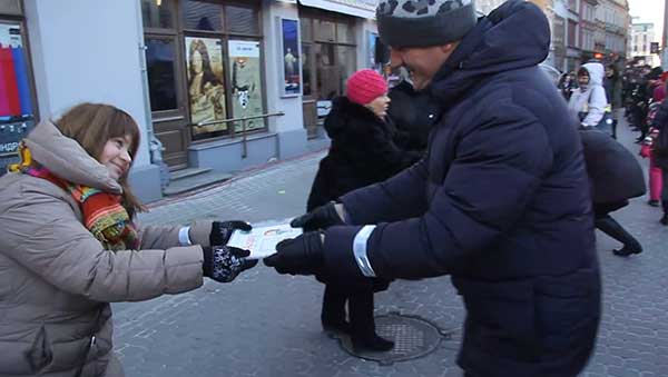 Human book chain made of 14,000 Latvians