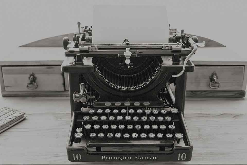 A black and white photo of a typewriter