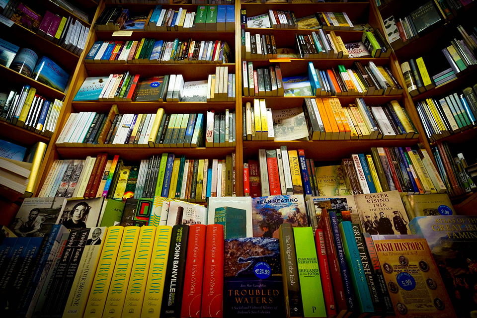 Clifden Bookshop, Galway / Photo by janmennens