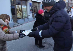 Human book chain made of 14,000 Latvians